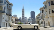 Светлый Bentley Azure на знаменитых улицах солнечного Сан-Франциско